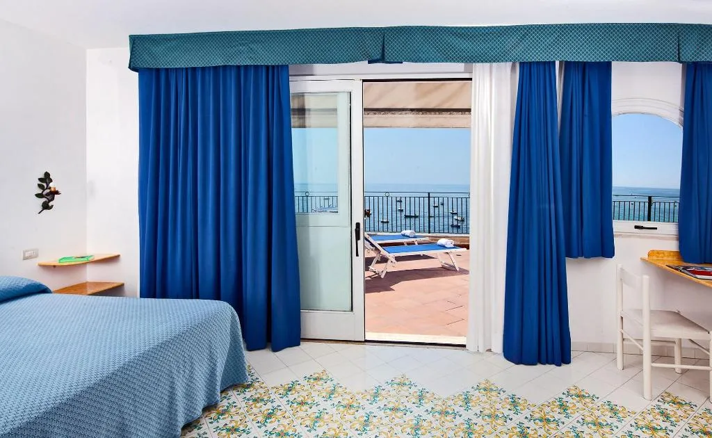 Room, Pupetto, Naples