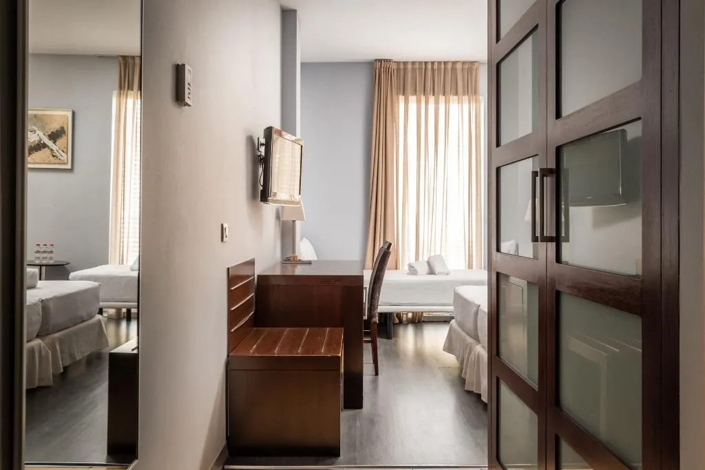 TRIPLE STANDARD Room, Madanis Hotel, Barcelona