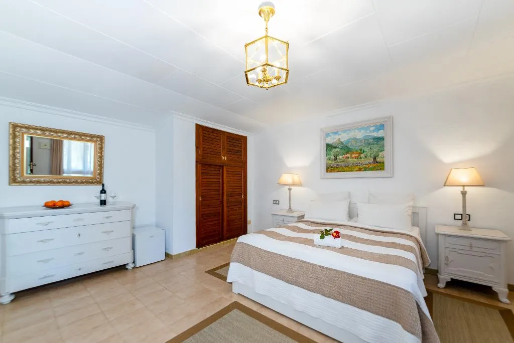FAMILY ROOM WITH TERRACE Room, Hotel Rural Predio Son Serra, Majorca