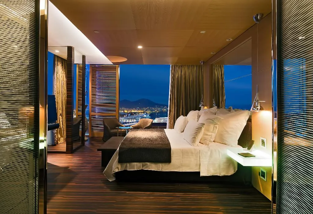 Room, Romeo, Naples