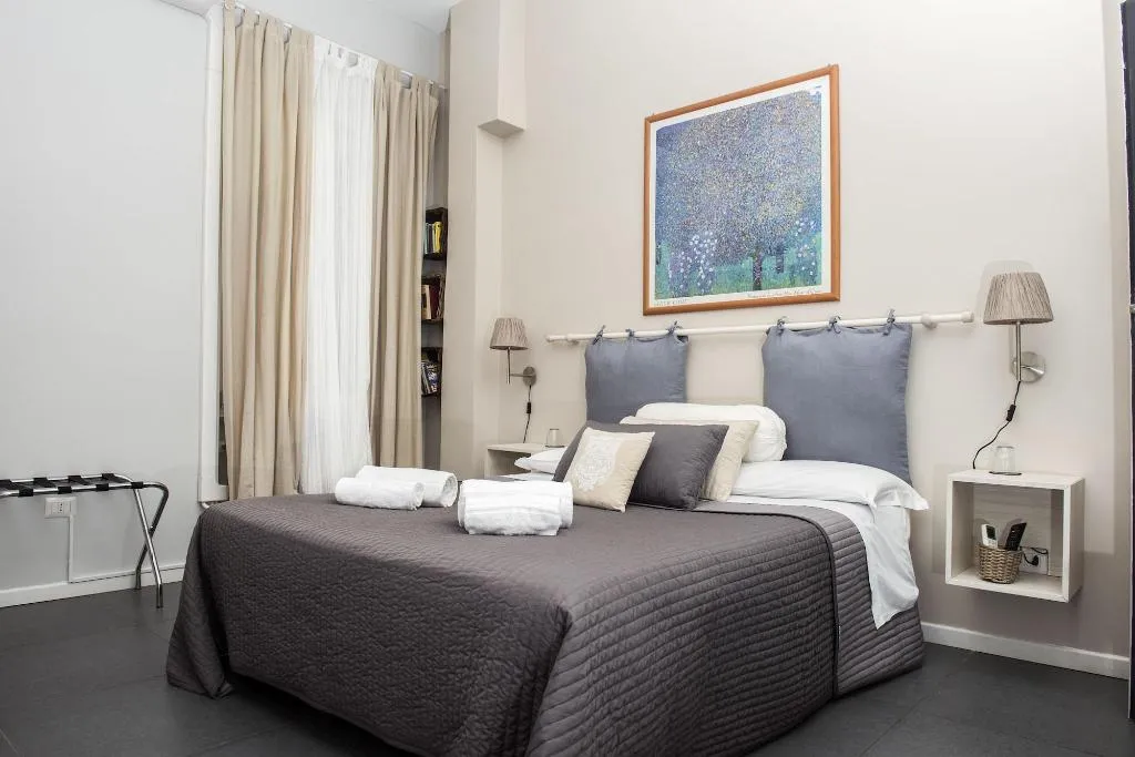 Room, Bed & Breakfast Le due civette, Naples