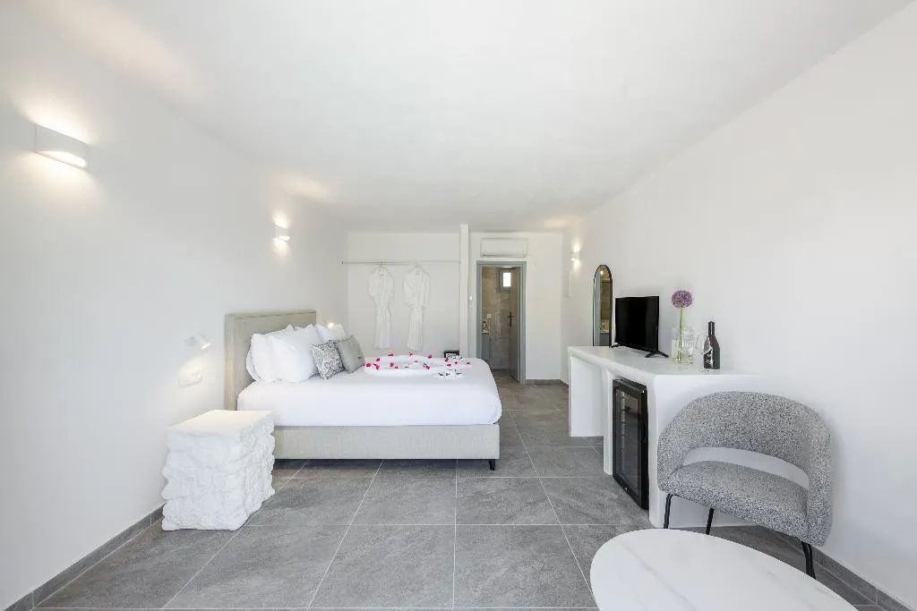 JUNIOR SUITE WITH PRIVATE POOL Room, Thermes Luxury Villas by Mr and Mrs White, Santorini