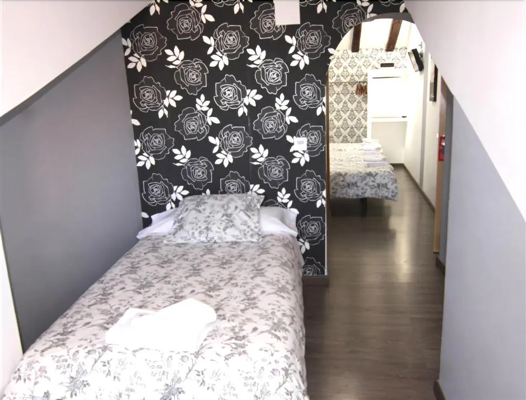 Room, Hostal Abril, Madrid