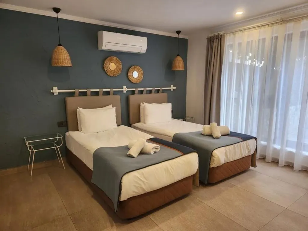 Room THREE BEDS Room, ParkHotel Rooms & Apart, Antalya