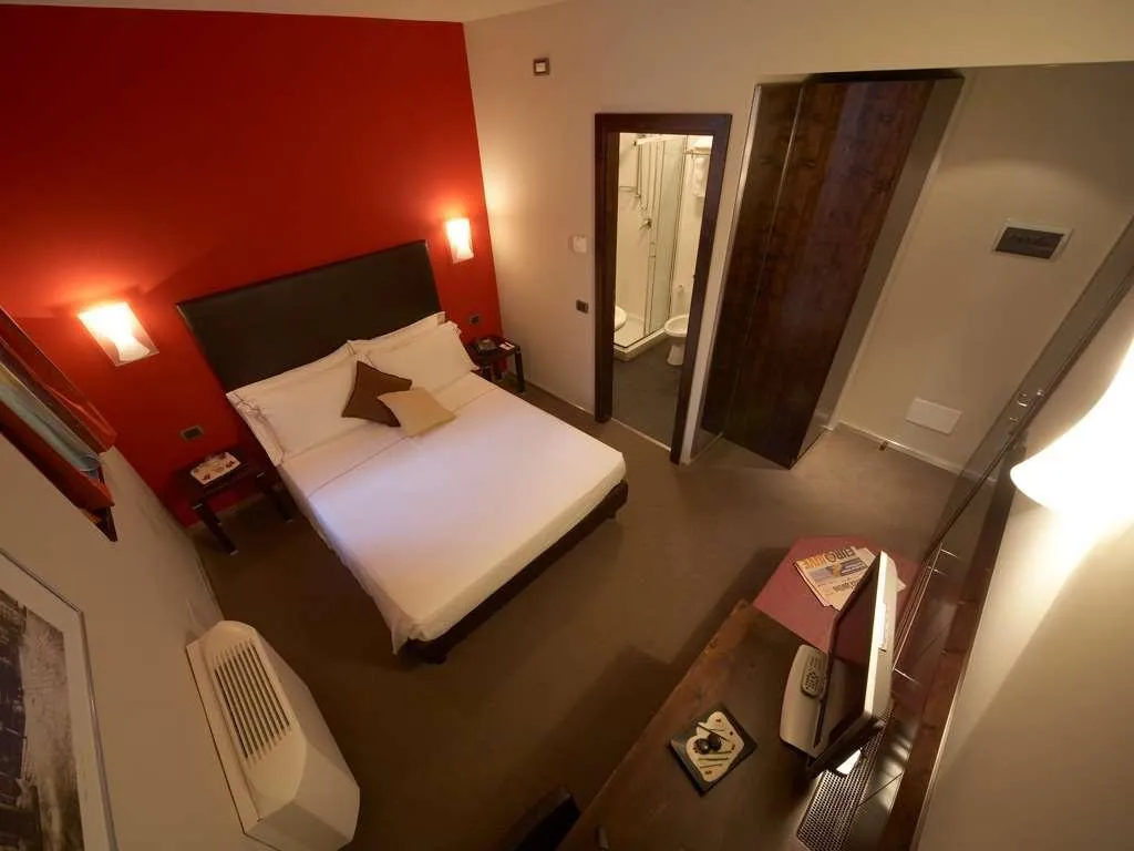 Room, Montini, Milan