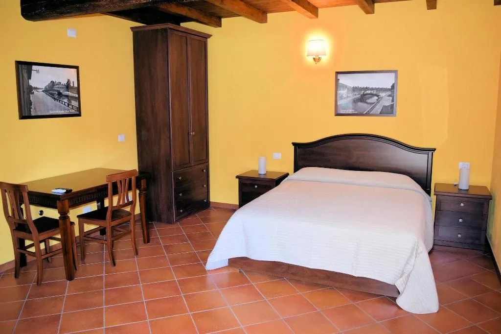Room, Corte Certosina, Milan