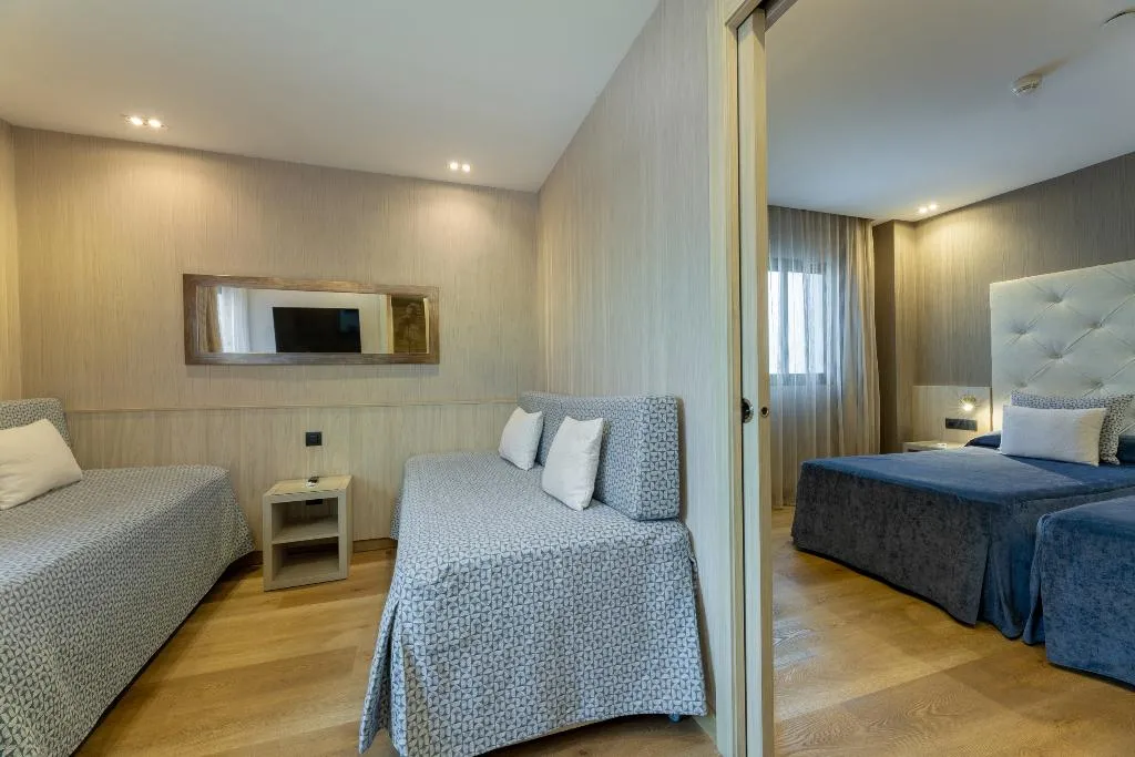 QUADRUPLE STANDARD Room, Rialto, Barcelona