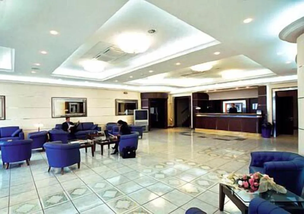 Lobby, Gli Dei, Naples