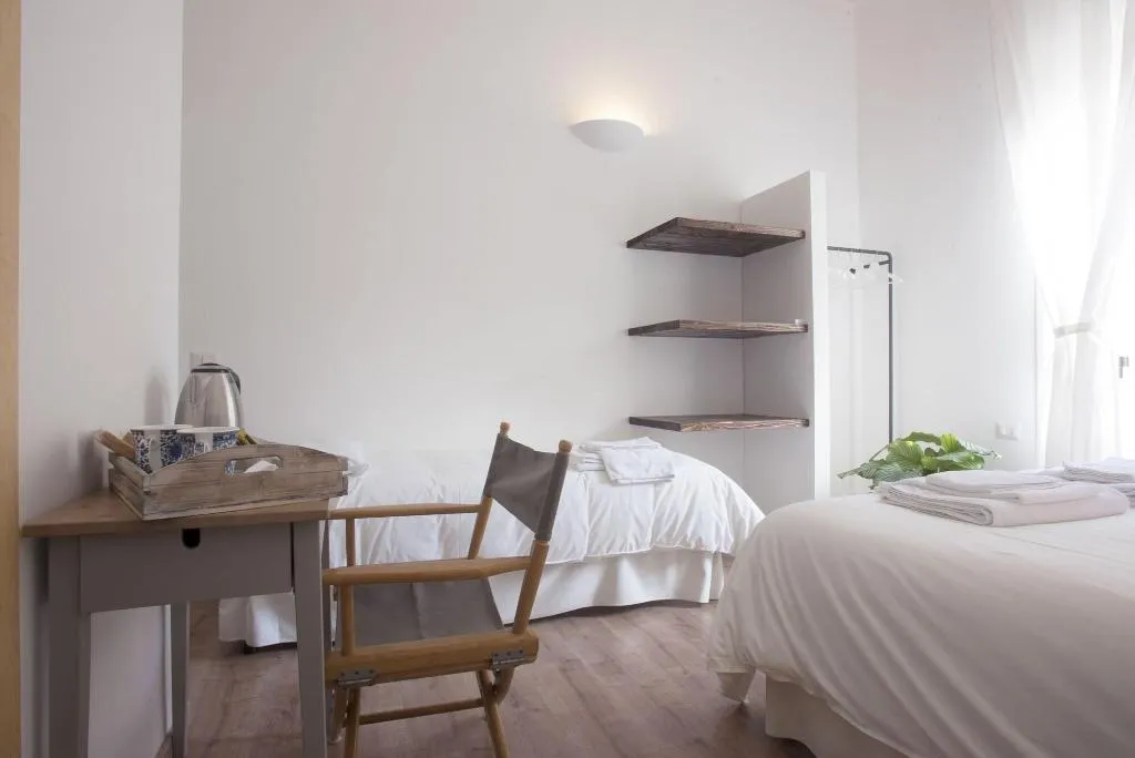 Room, B&B Università, Naples