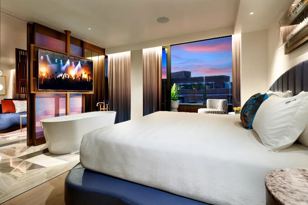 SUITE WITH TERRACE Room, Hard Rock Hotel Madrid, Madrid