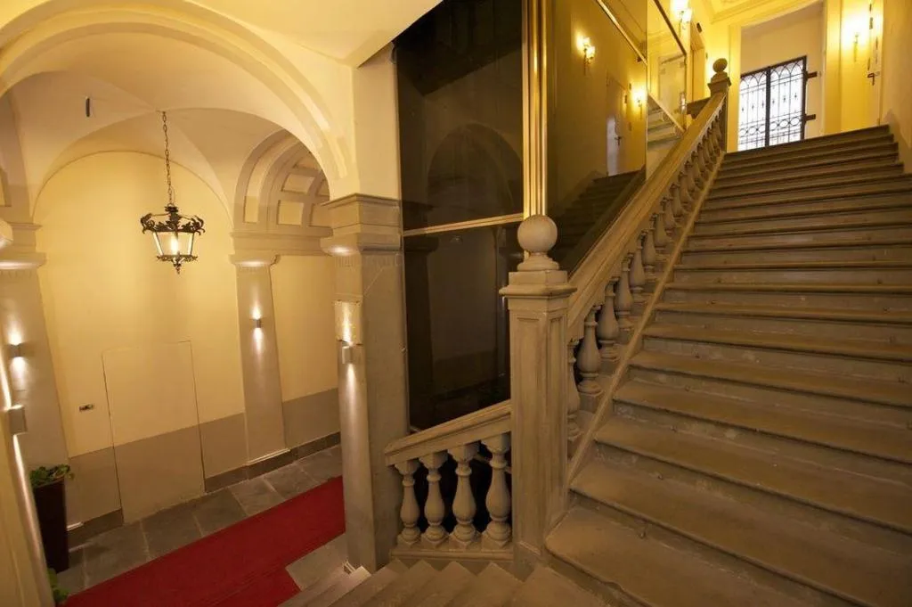 Lobby, California, Florence