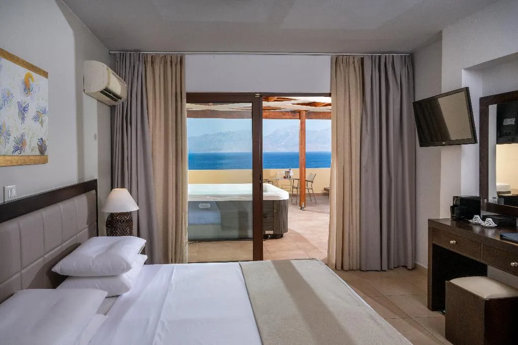 SUITE WITH JACUZZI Room, Miramare Resort & Spa, Crete