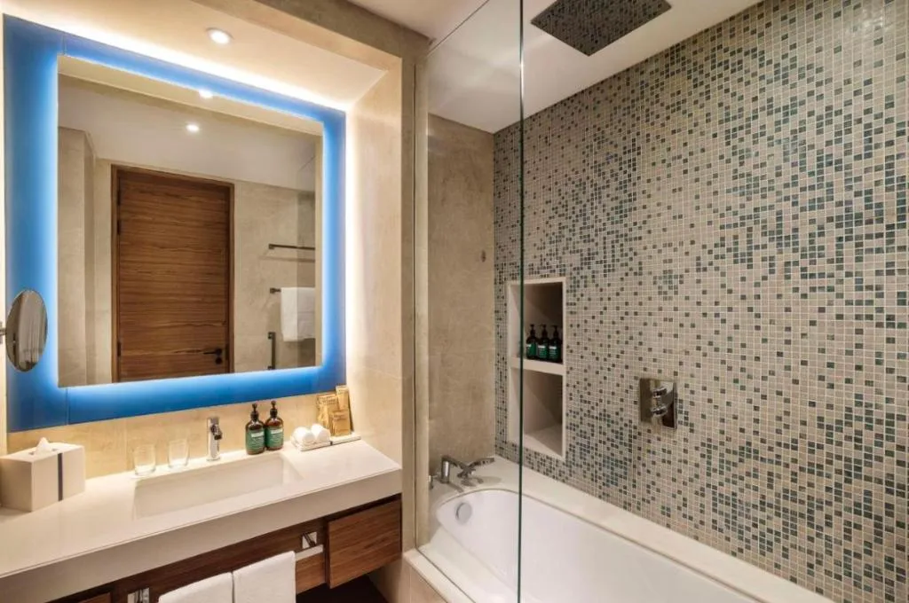DOUBLE DELUXE KING BED Room, Tumbi Ht Dubai The Palm, Tapestry Collec by Hilton, Dubai