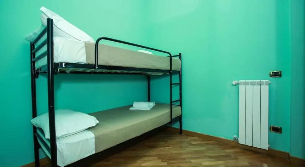 Room, A Casa Nostra, Naples