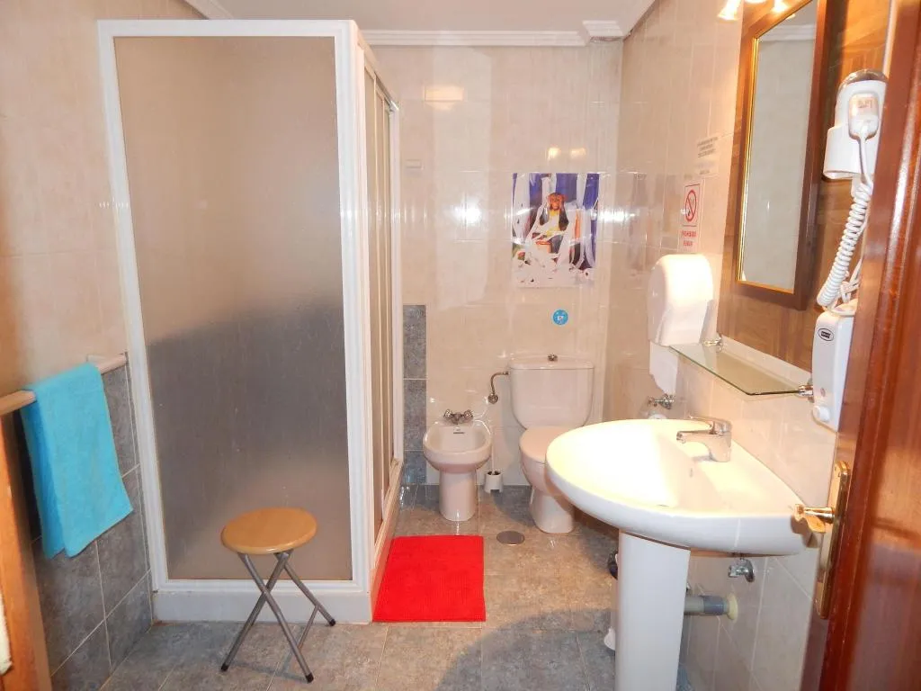 TRIPLE WITH SHARED BATHROOM Room, Hostal El Peine, Madrid