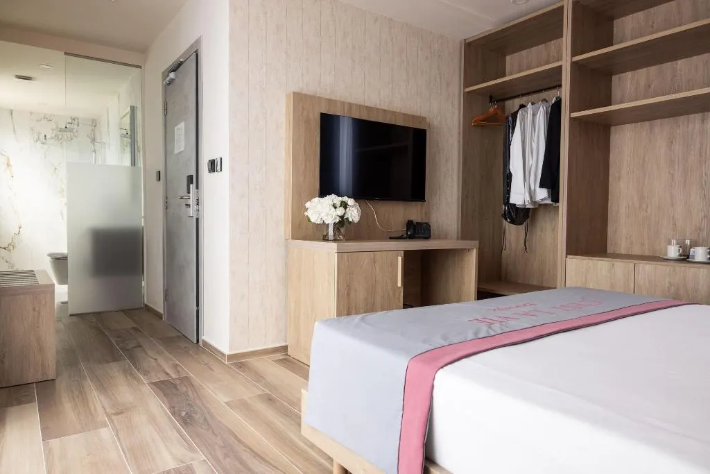 Room, C'est La Vie Boutik Swieqi, Malta