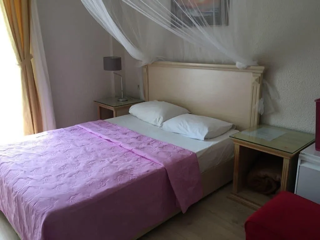 Room, Melaike, Izmir