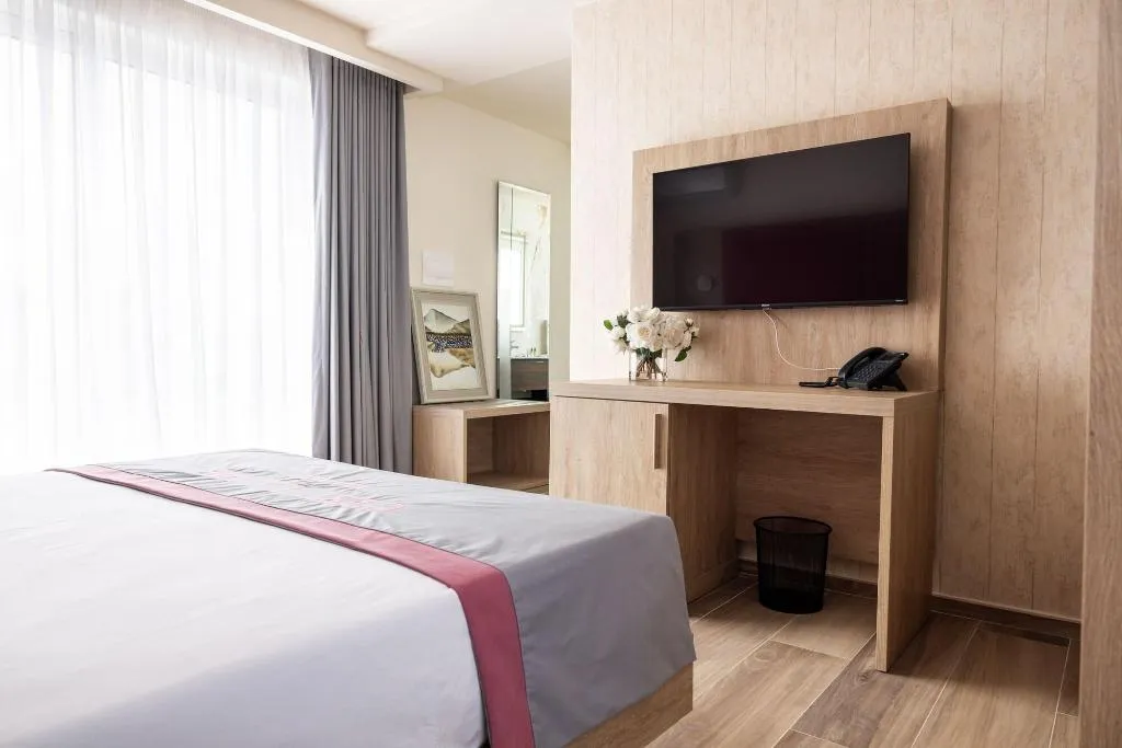Room, C'est La Vie Boutik Swieqi, Malta