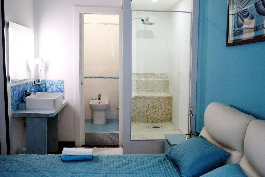 Room, Pomodoro B&B, Naples