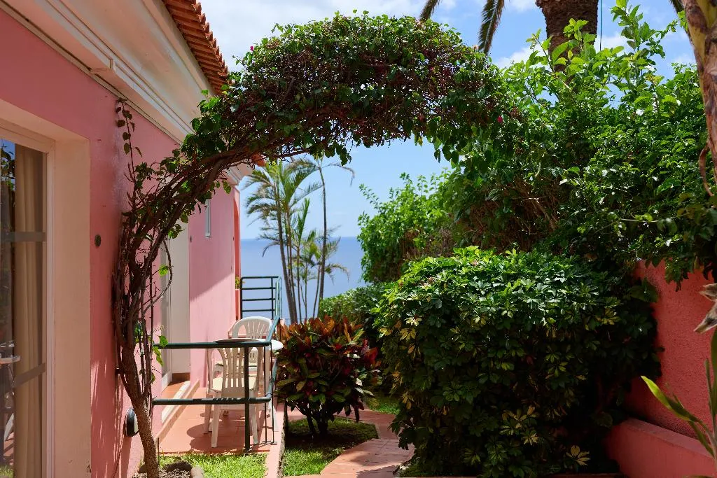 TRIPLE TWO BEDROOMS ONE BATHROOM Room, Inn & Art Hotel Gallery, Madeira