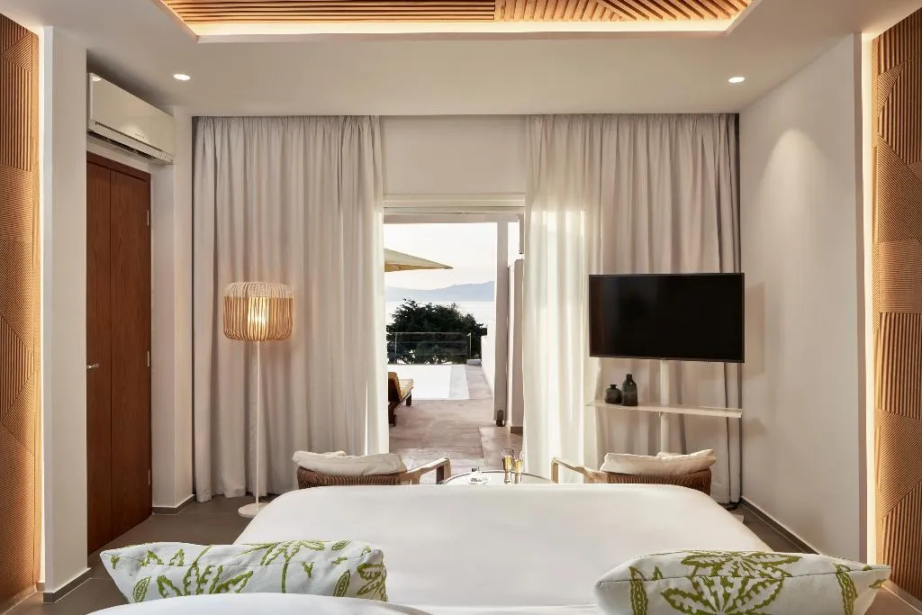 JUNIOR SUITE WITH PRIVATE POOL Room, Myconian Korali Relais & Chateaux, Mykonos