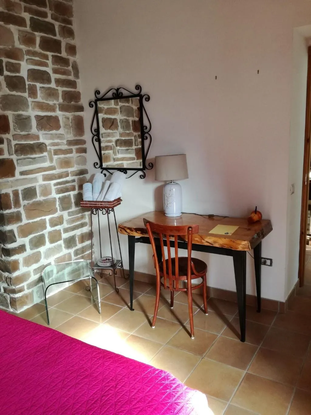Room, B&B PompeiLog, Naples