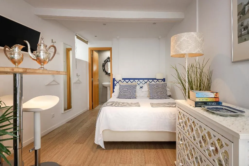 STUDIO STANDARD Room, Alfama Yellow House, Lisbon