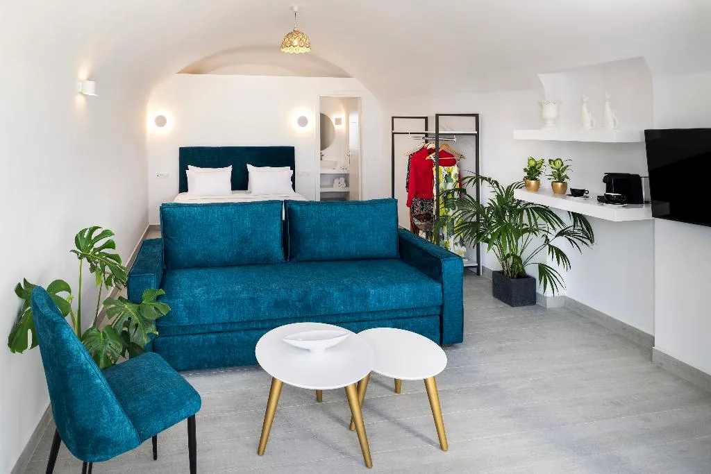 JUNIOR SUITE WITH PRIVATE POOL Room, Palm Island Suites, Santorini
