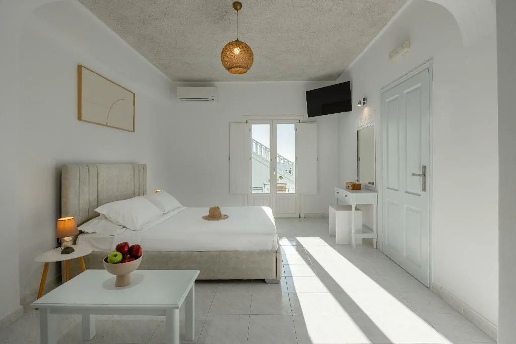 SUITE WITH BALCONY WITH VIEWS Room, Nevma Suites, Santorini