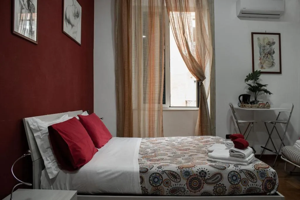 Room, Pomodoro B&B, Naples