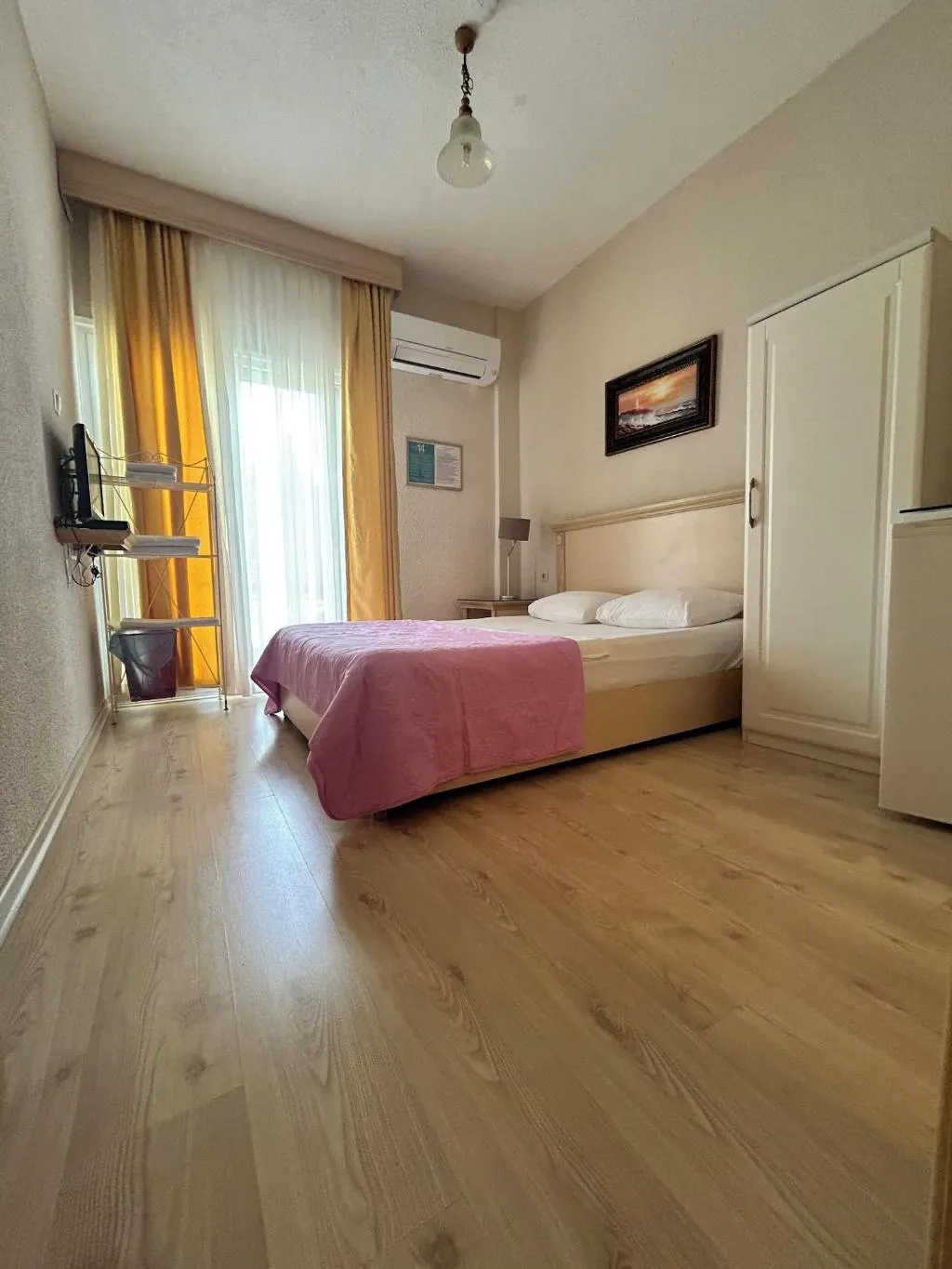Room, Melaike, Izmir