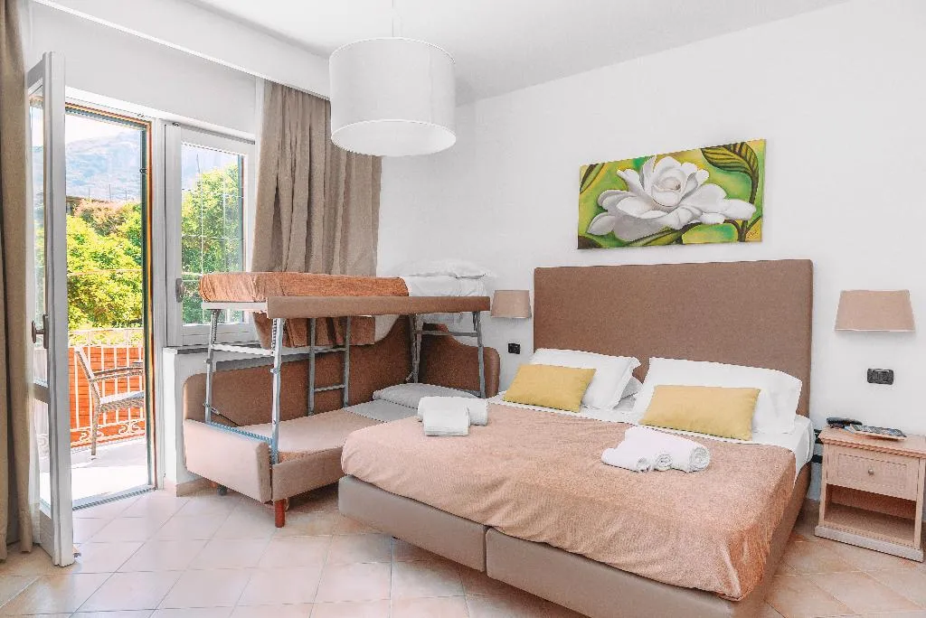 QUADRUPLE GARDEN VIEW Room, Relais Francesca, Naples