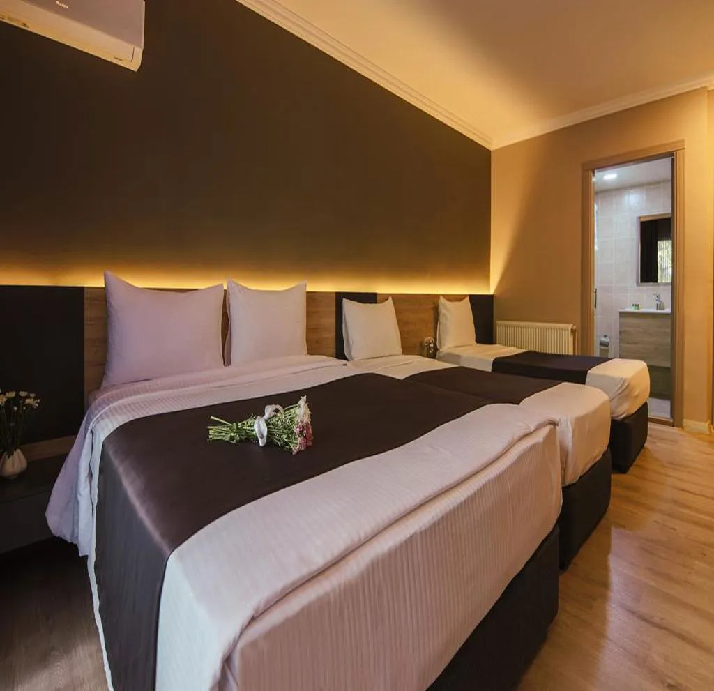 QUADRUPLE STANDARD Room, Grand Faik Hotel, Izmir