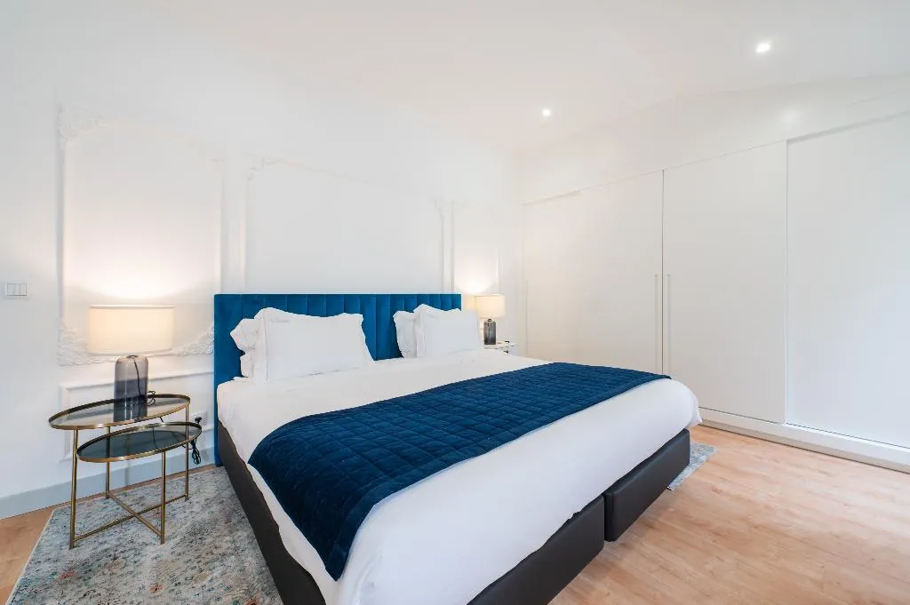 APARTMENT PENTHOUSE Room, Via Augusta 129, Lisbon