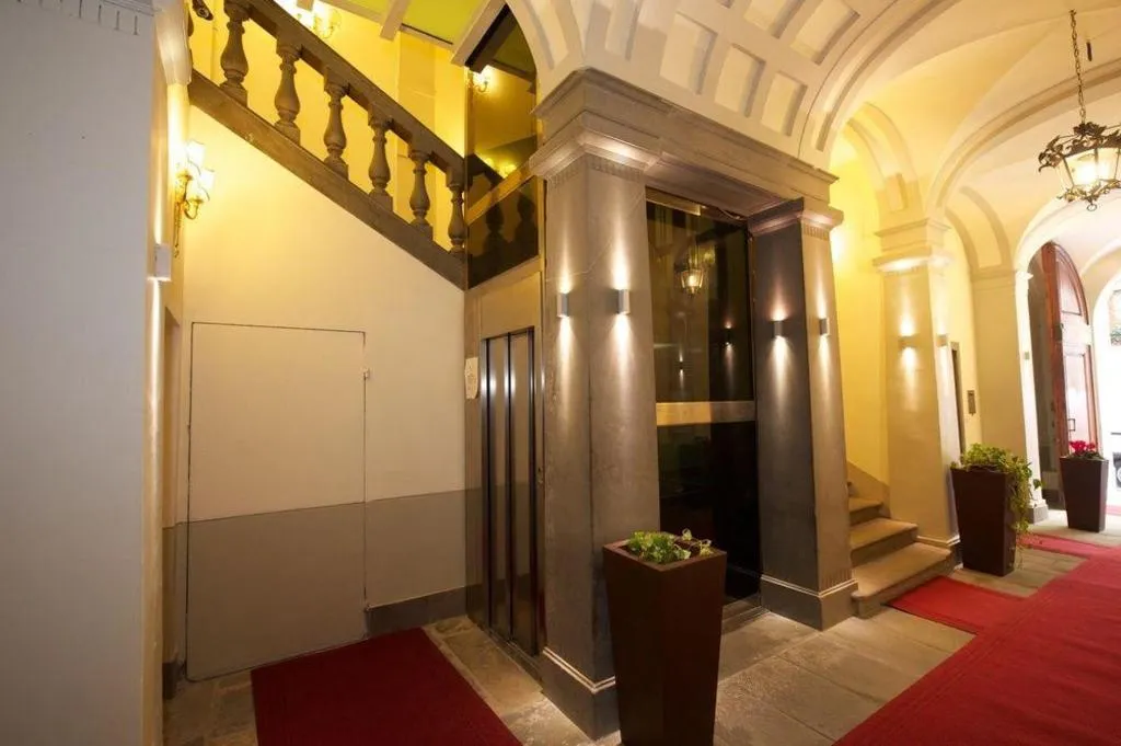 Lobby, California, Florence