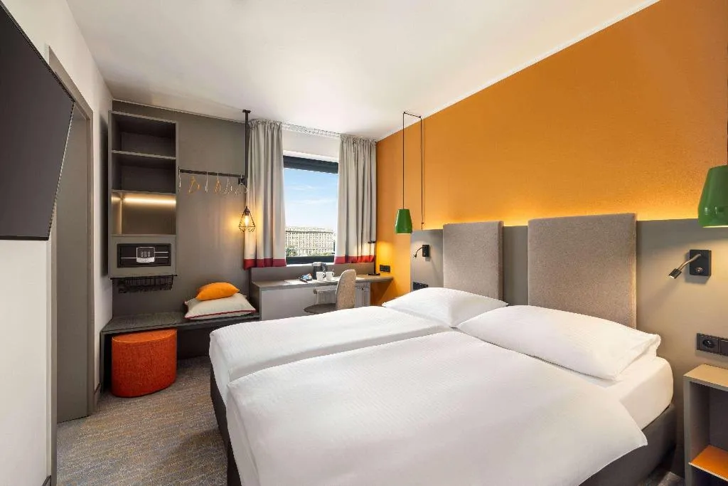 Room Accessible Room, Vienna House Easy by Wyndham Cracow, Krakow