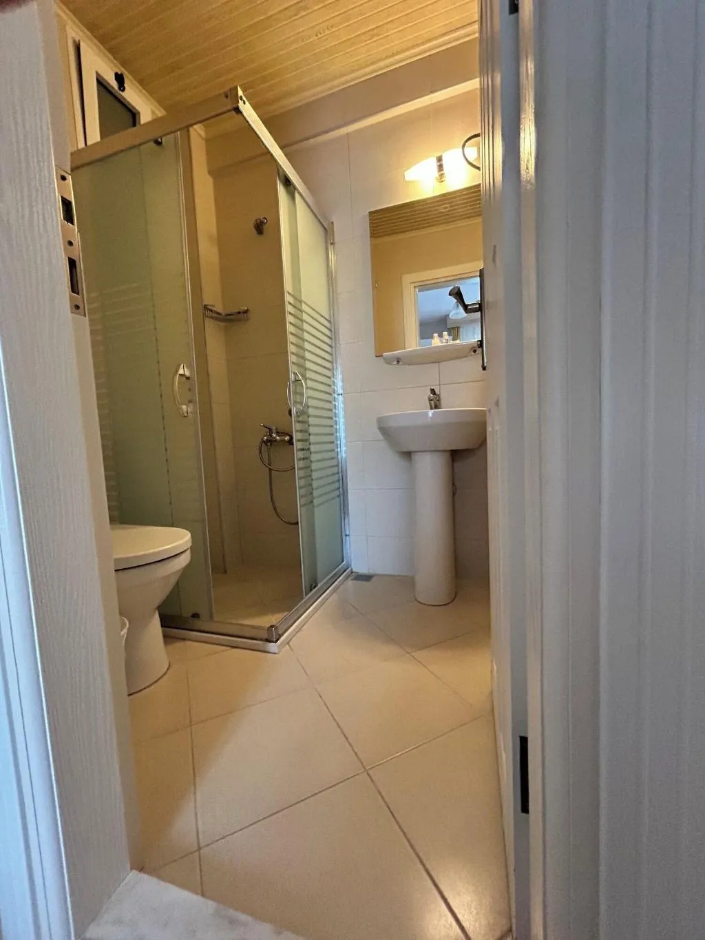 Room, Melaike, Izmir