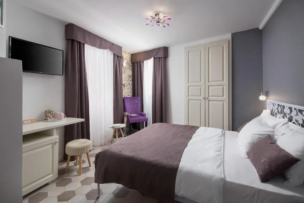 General view, Noemi's rooms, Istria