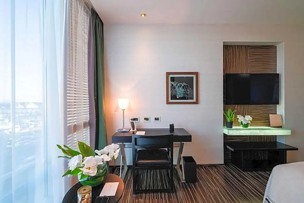 DOUBLE DELUXE HARBOUR VIEW Room, Romeo, Naples