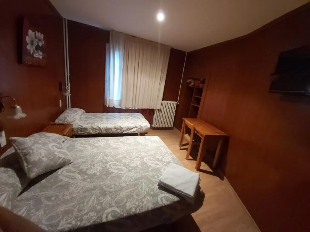 Double or Twin CAPACITY 3 Room, Hostal Porta De Nuria, Barcelona