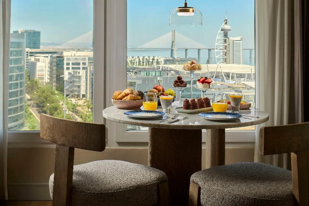 JUNIOR SUITE RIVER VIEW Room, Tivoli Oriente Lisboa Hotel, Lisbon