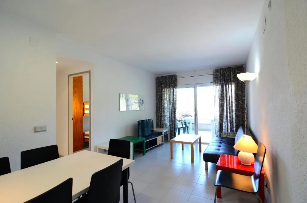 APARTMENT CAPACITY 6 THREE BEDROOM Room, Illa Mar d'Or, Costa Brava