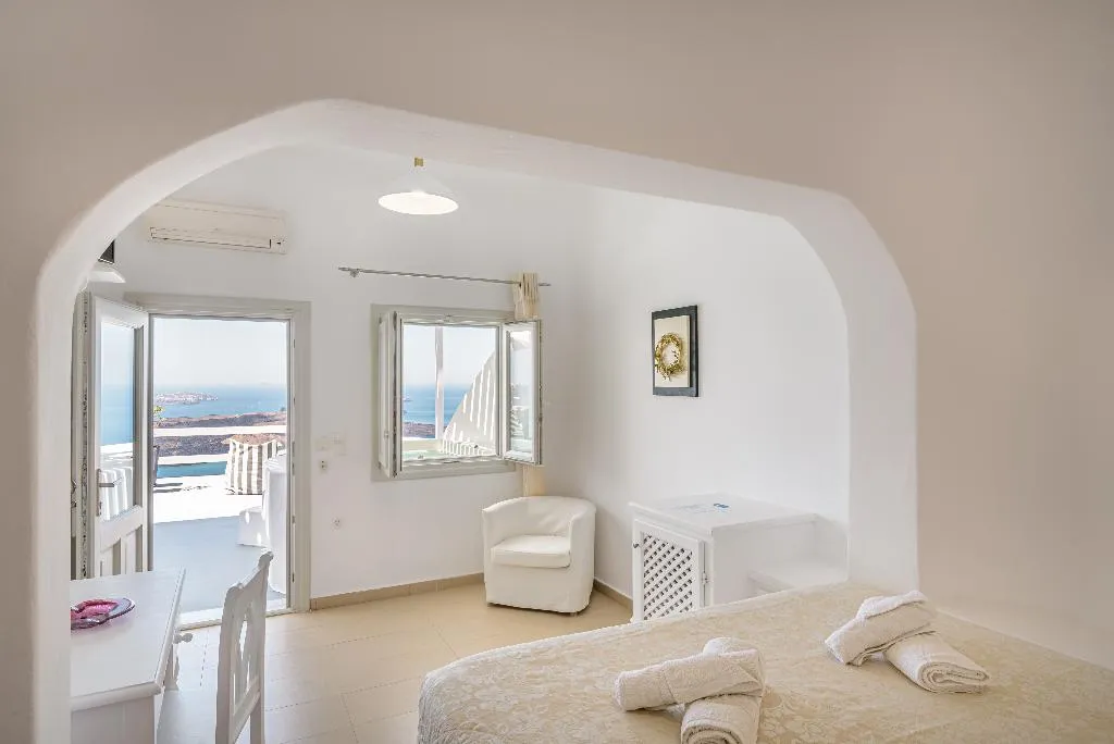 JUNIOR SUITE WITH JACUZZI Room, Avianto Luxury Suites, Santorini