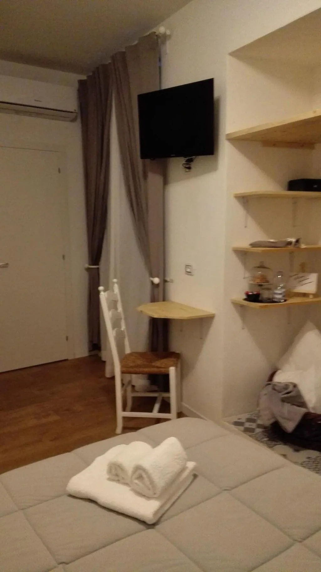 Room, Quartino Napoletano, Naples