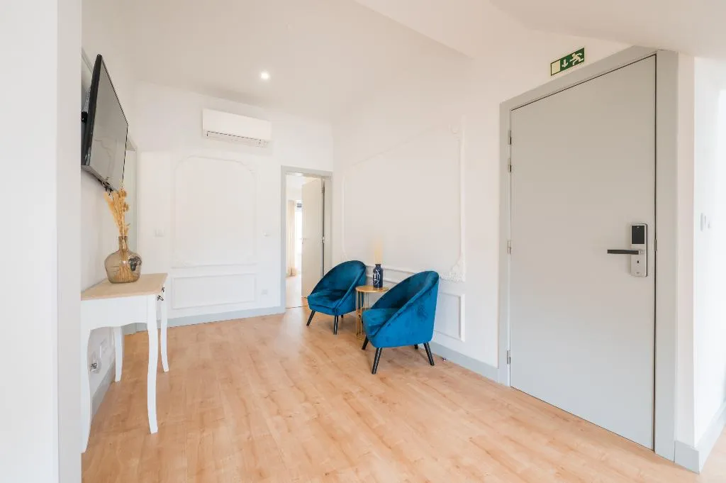 APARTMENT PENTHOUSE Room, Via Augusta 129, Lisbon