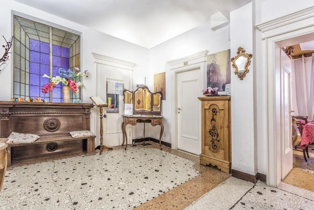 Lobby, Ai Bareteri, Venice