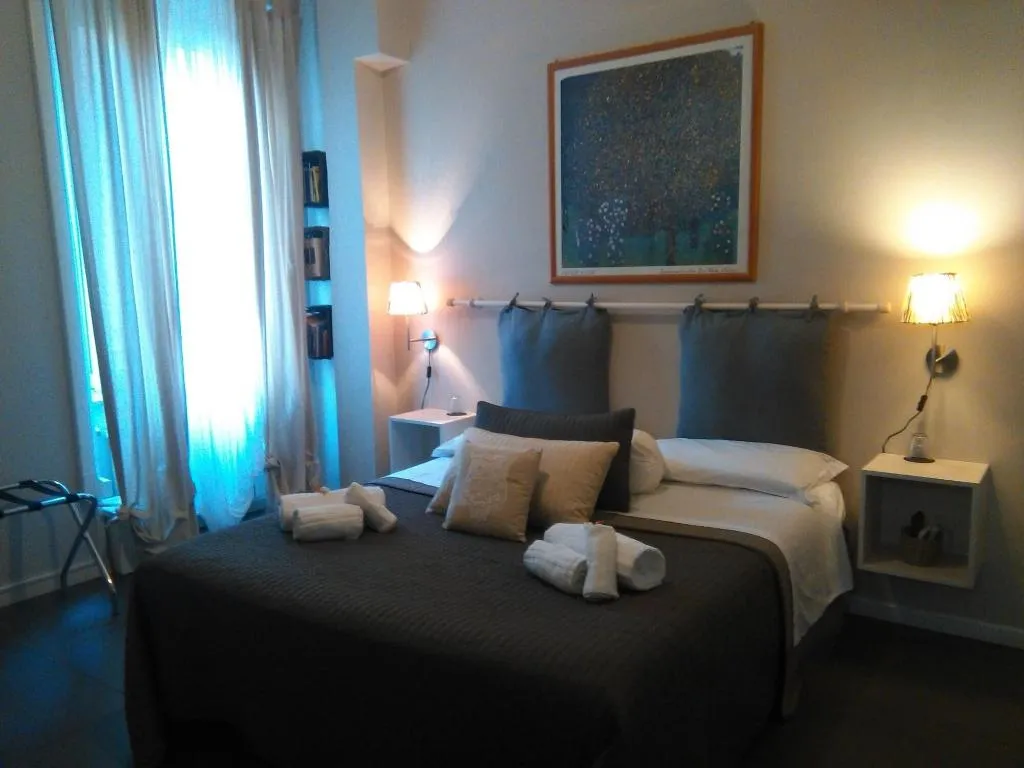 Room, Bed & Breakfast Le due civette, Naples