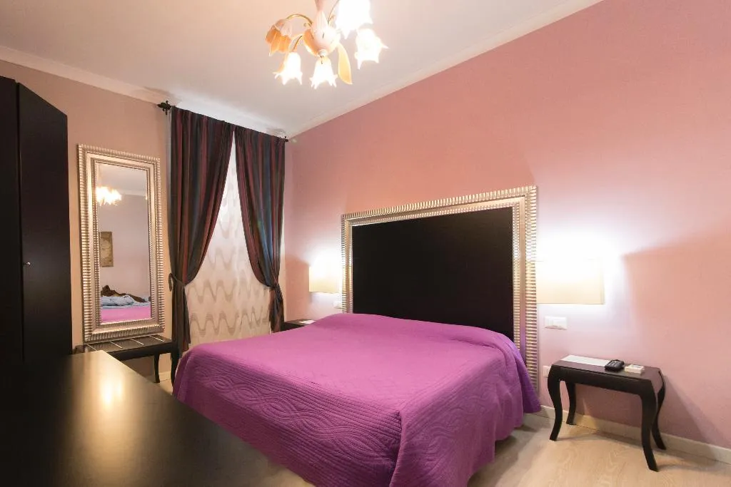 Room, Ai 7 Scalini, Naples