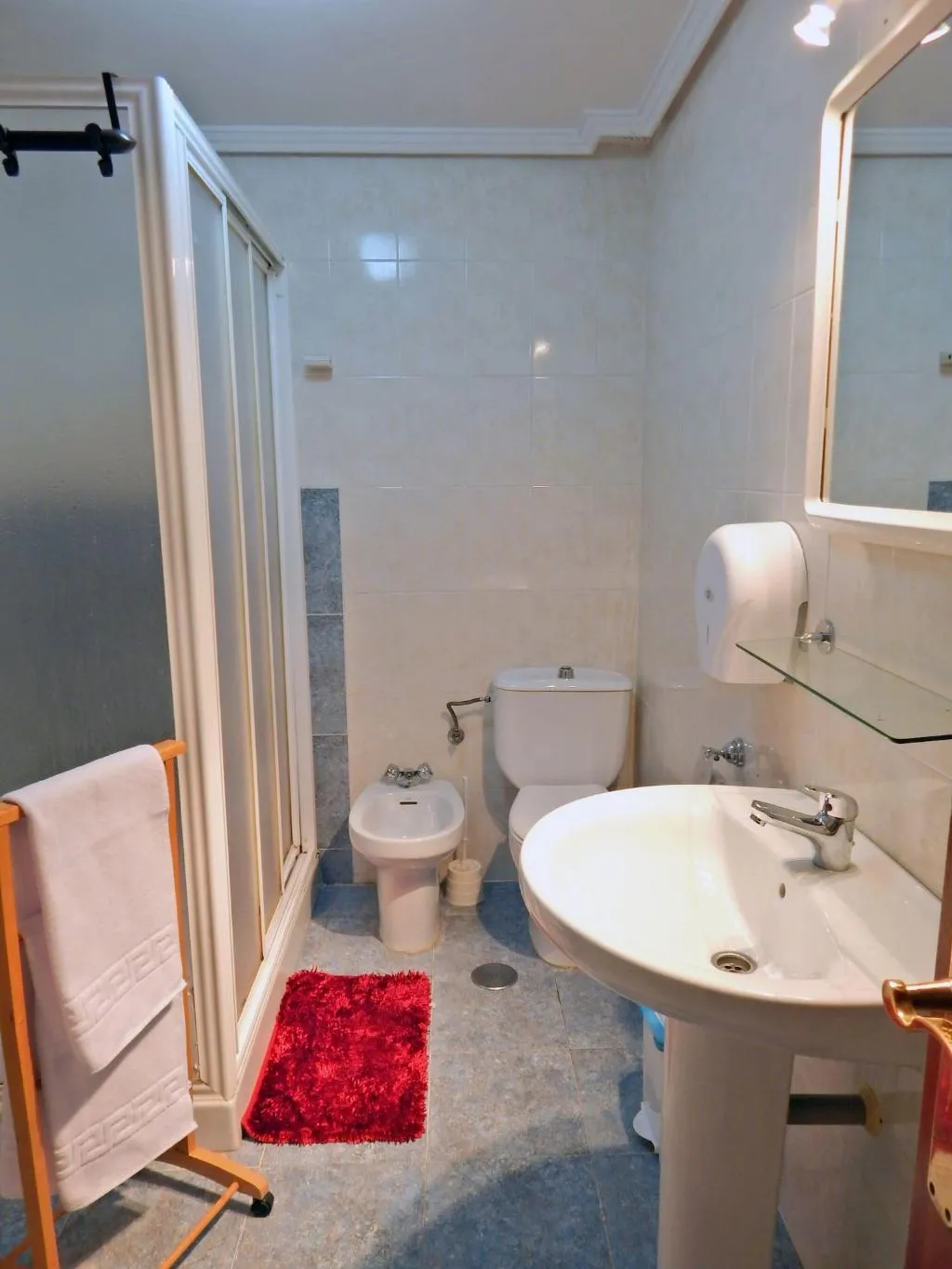 TRIPLE WITH SHARED BATHROOM Room, Hostal El Peine, Madrid