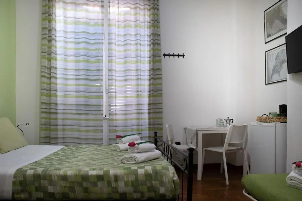 Room, Pomodoro B&B, Naples